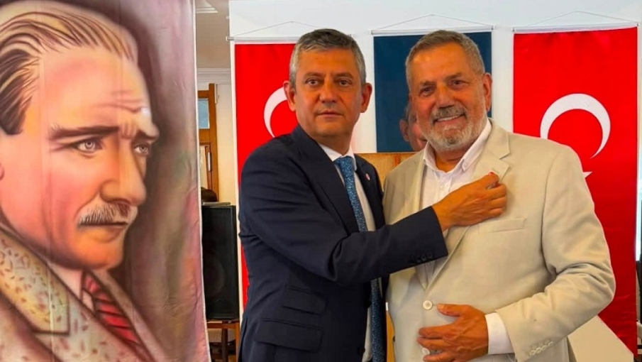 Tahsin Ocaklı, CHP’den istifa etti: Yeni Parti’ye katıldı, rozetini Özgür Özel taktı!